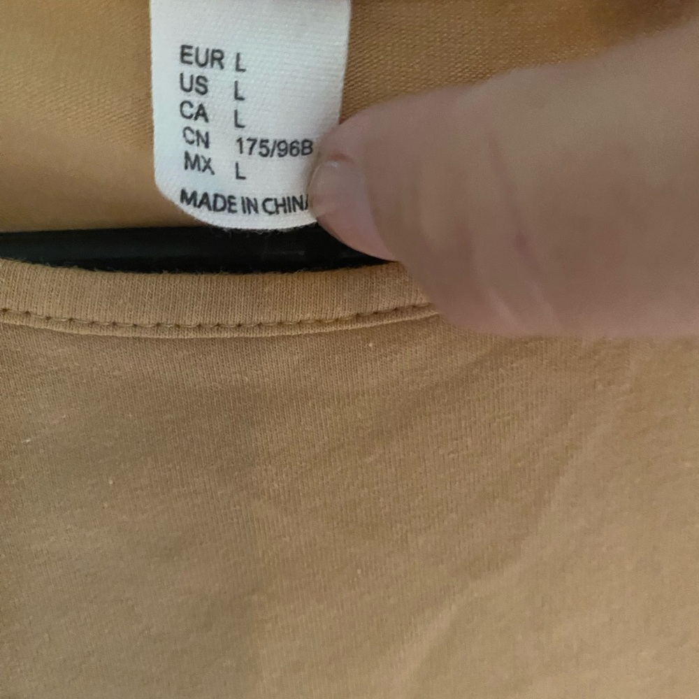Soft   T shirt  Size Large with slits on the sides - Picture 3 of 4